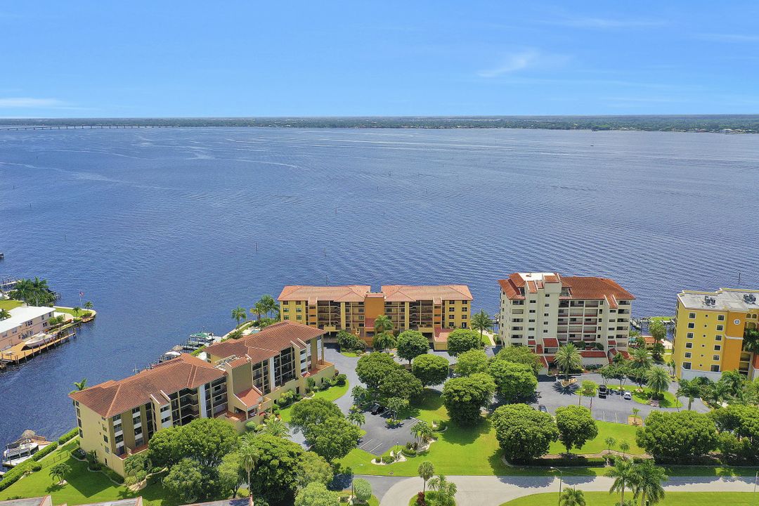 4015 SE 20th Pl, Cape Coral, FL 33904