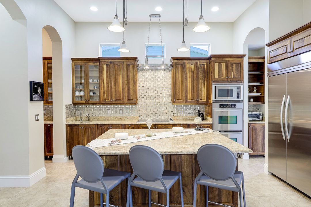 9242 Vanderbilt Dr, Naples, FL 34108