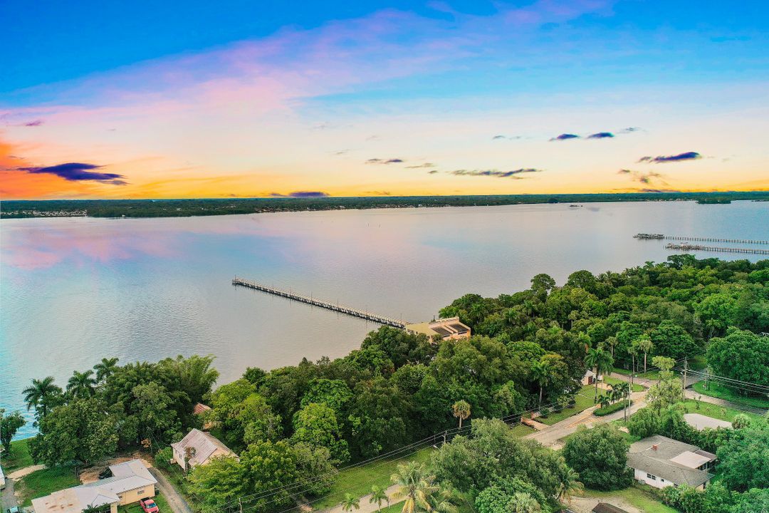 3367 E Riverside Dr, Fort Myers, FL 33916