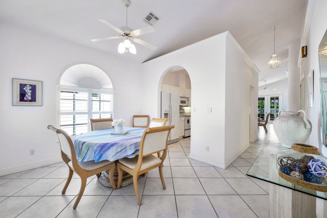 586 93rd Ave N, Naples, FL 34108