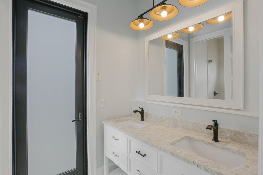 725 Parkview Ln, Naples, FL 34103