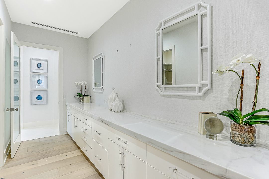 1040 2nd St S, Naples, FL 34102