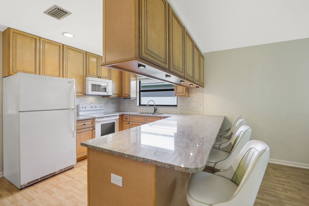 691 104th Ave N, Naples, FL 34108