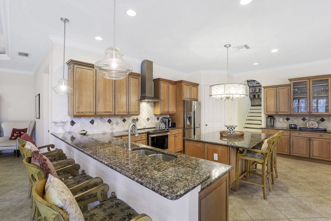 467 Saddlebrook Ln, Naples, FL 34110