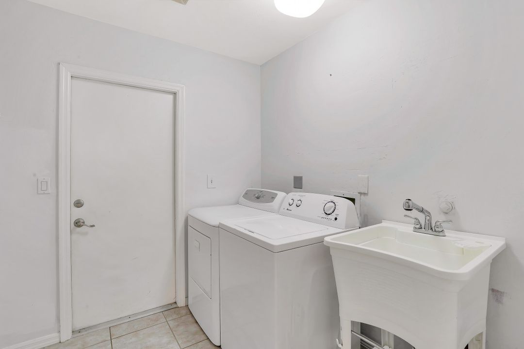 1010 Moon Lake Dr, Naples, FL 34104