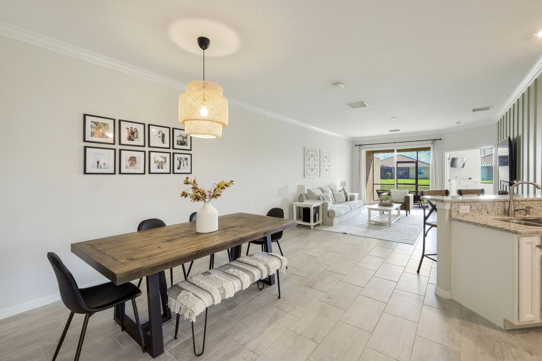 2042 Tamarron Ln, Naples, FL 34120