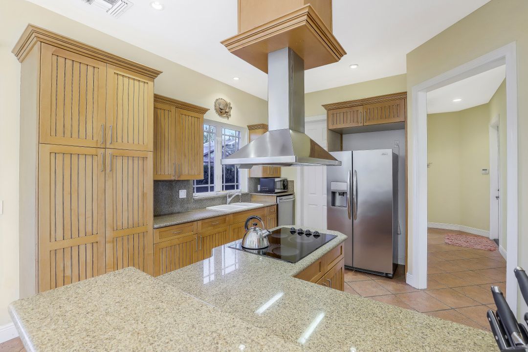 9625 6th St N, Naples, FL 34108