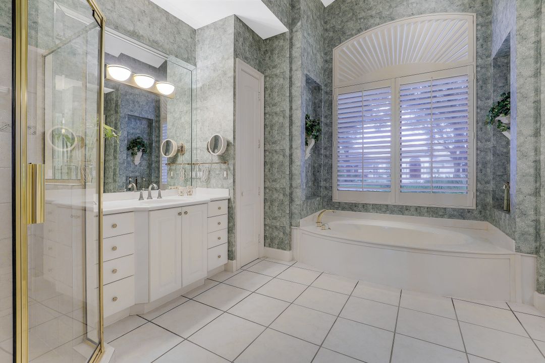 987 Barcarmil Way, Naples, FL 34110