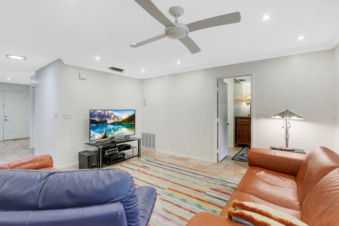 990 8th St S #2 B, Naples, FL 34102