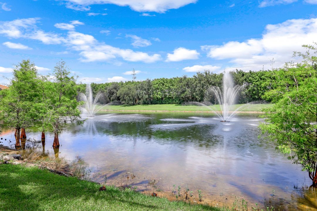 7842 Hawthorne Dr #1701, Naples, FL 34113