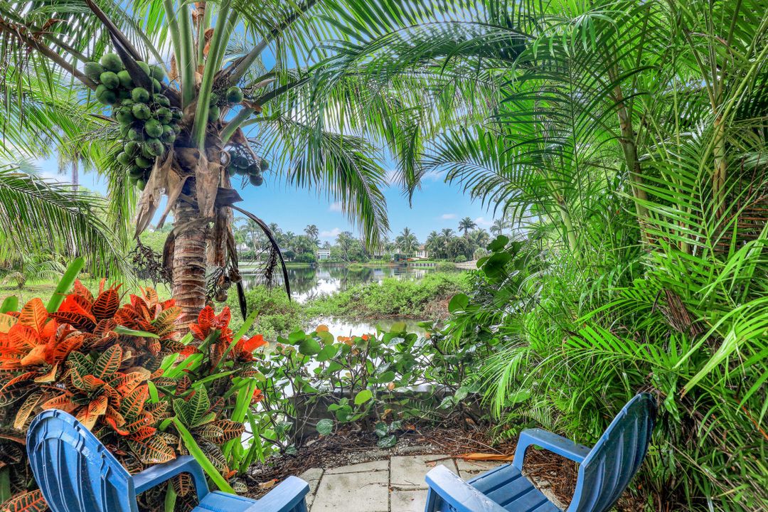 572 7th Ave N, Naples, FL 34102