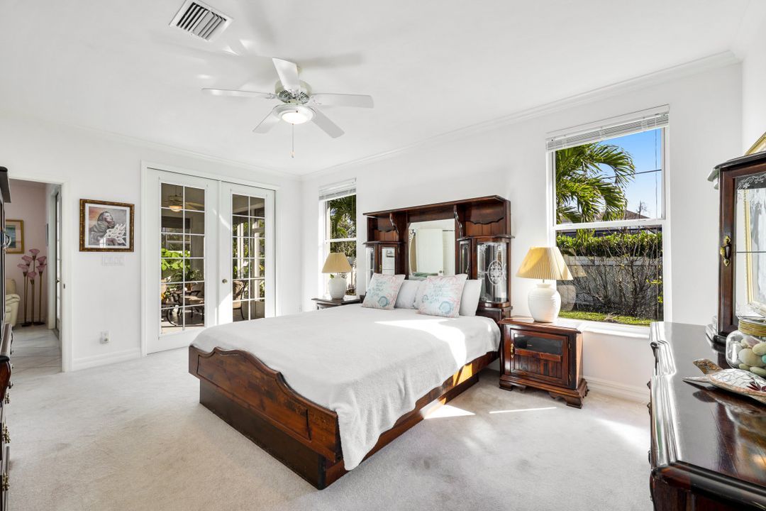 586 93rd Ave N, Naples, FL 34108