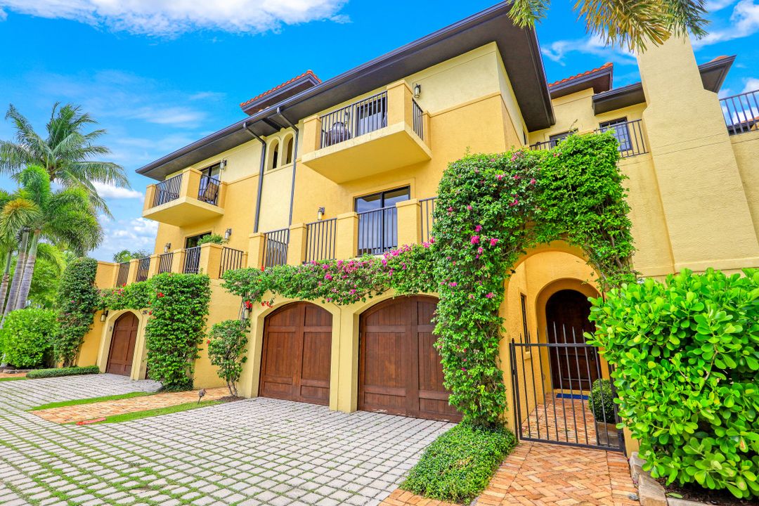 270 5th Ave S #H-2, Naples, FL 34102