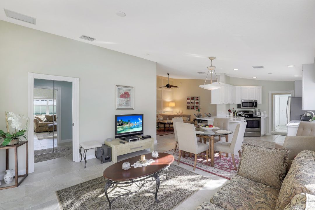 8113 Xenia Ln, Naples, FL 34114