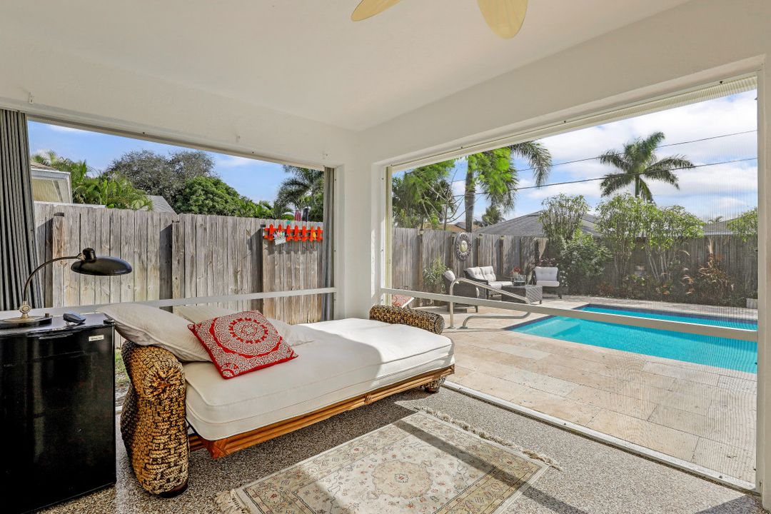 562 100th Ave N, Naples, FL 34108