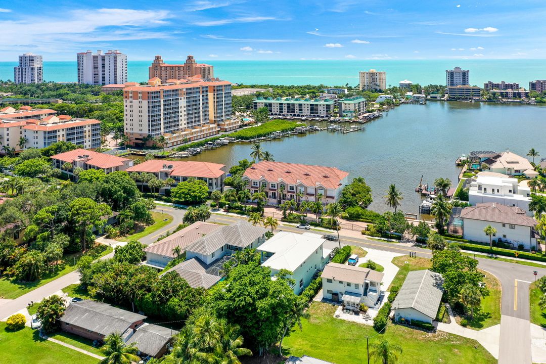 9242 Vanderbilt Dr, Naples, FL 34108