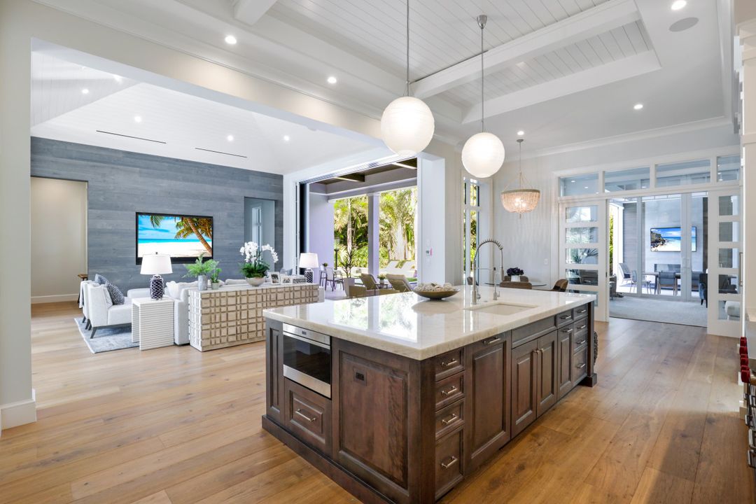 810 Bentwood Dr, Naples, FL 34108