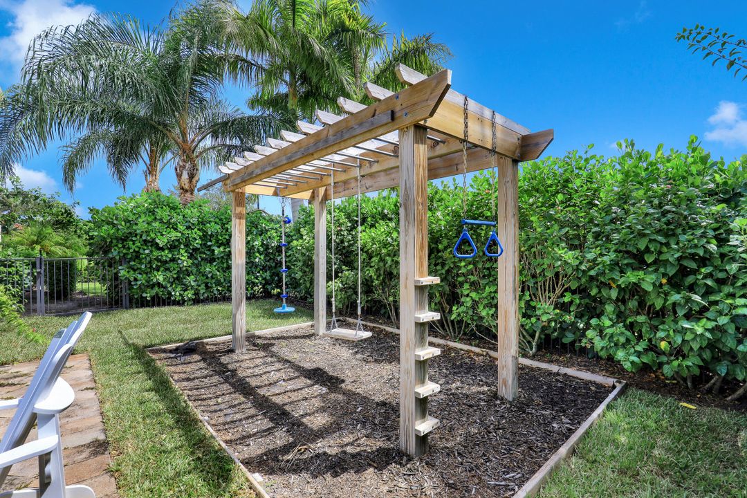 6558 Monterey Point, Naples, FL 34105