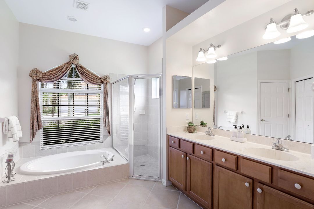 5014 Old Pond Dr, Naples, FL 34104