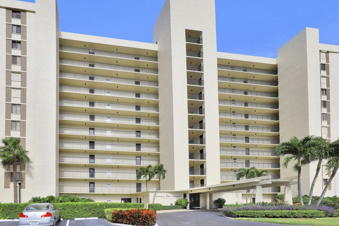 17 Bluebill Ave #104, Naples, FL 34108