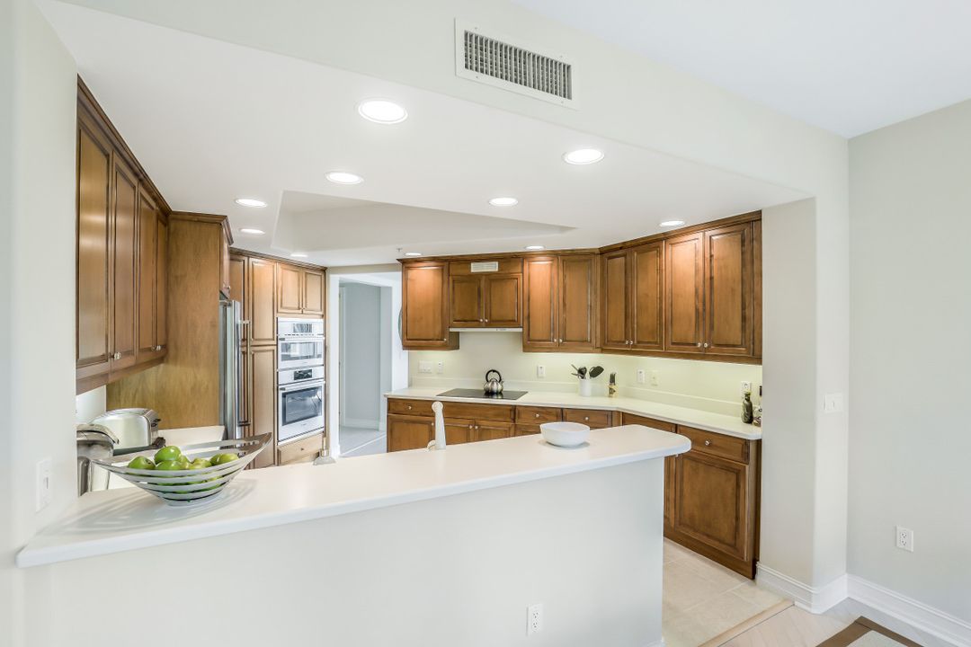 2728 Tiburon Blvd E #302, Naples, FL 34109