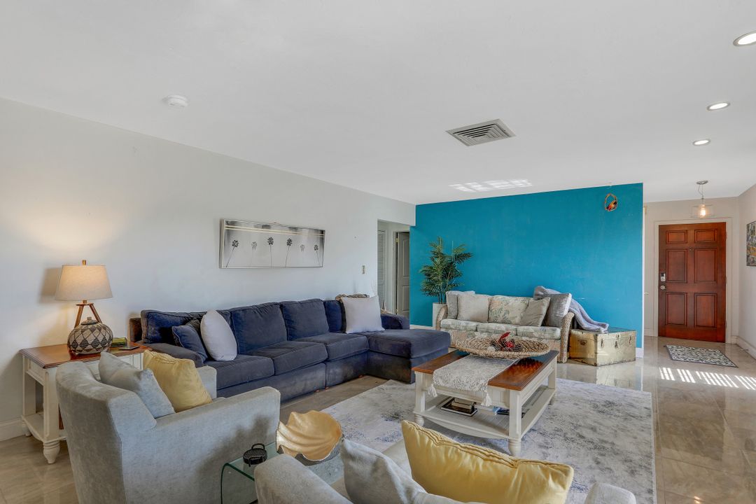 698 99th Ave N, Naples, FL 34108