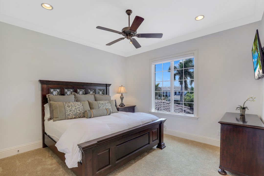 1940 6th St S, Naples, FL 34102