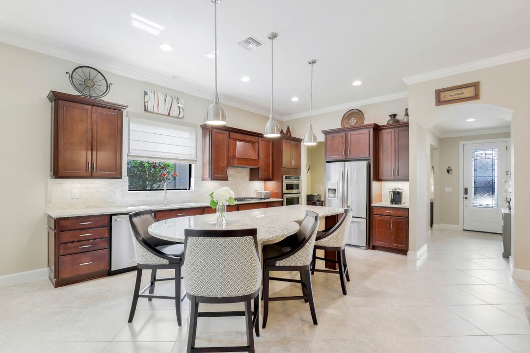 9374 Greyhawk Trl, Naples, FL 34120