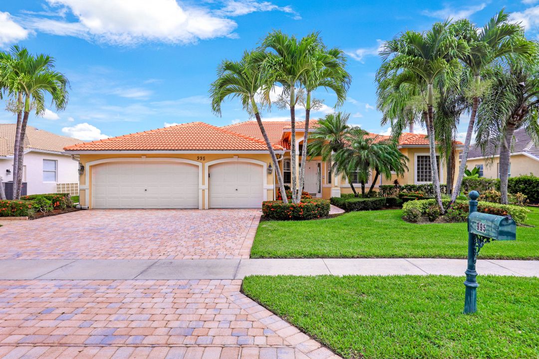 995 Chesapeake Bay Ct, Naples, FL 34120