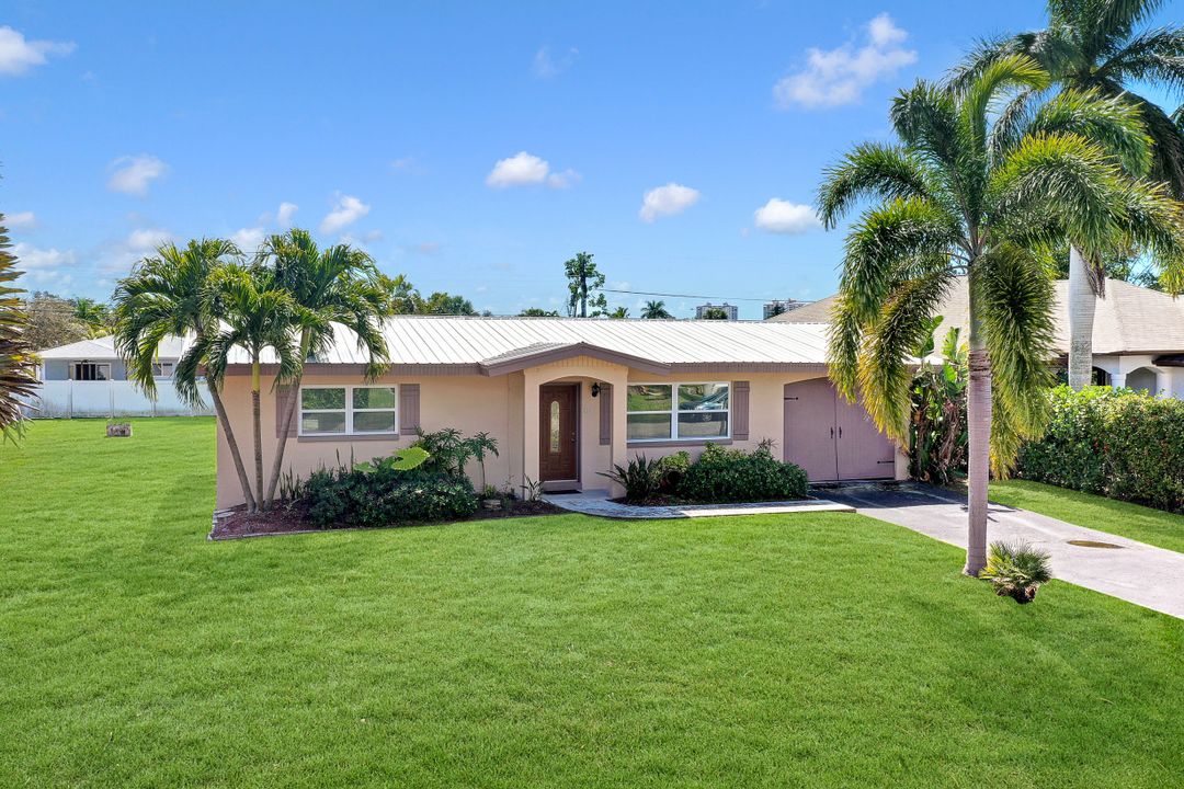 658 97th Ave N, Naples, FL 34108