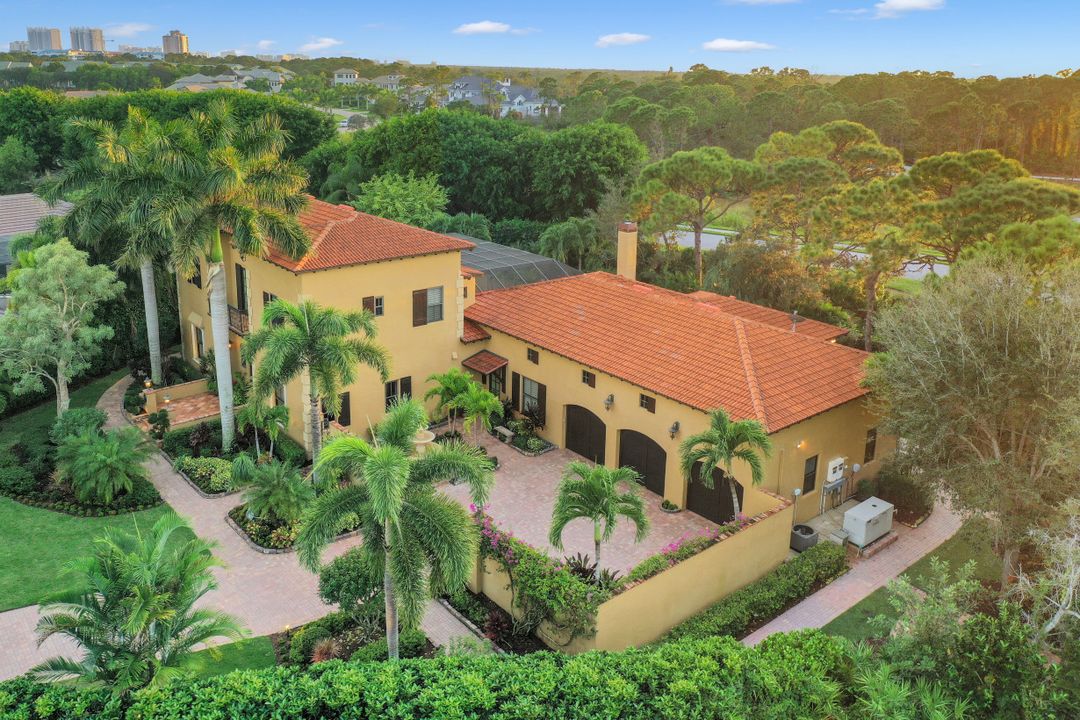 353 Chancery Cir, Naples, FL 34110