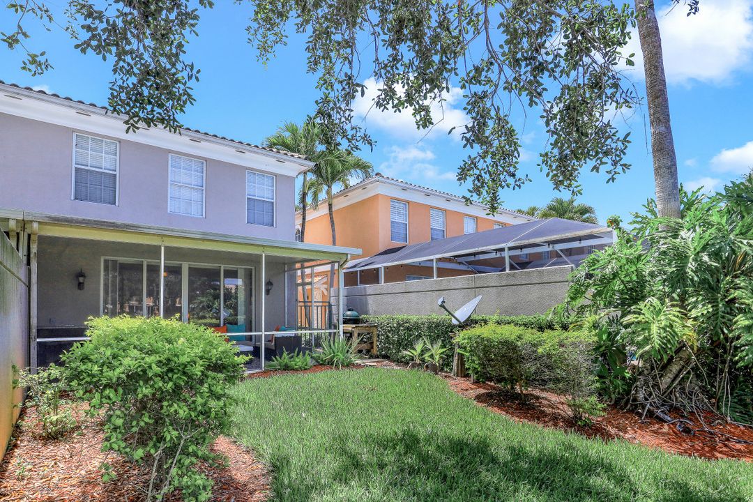 5637 Cove Cir, Naples, FL 34119