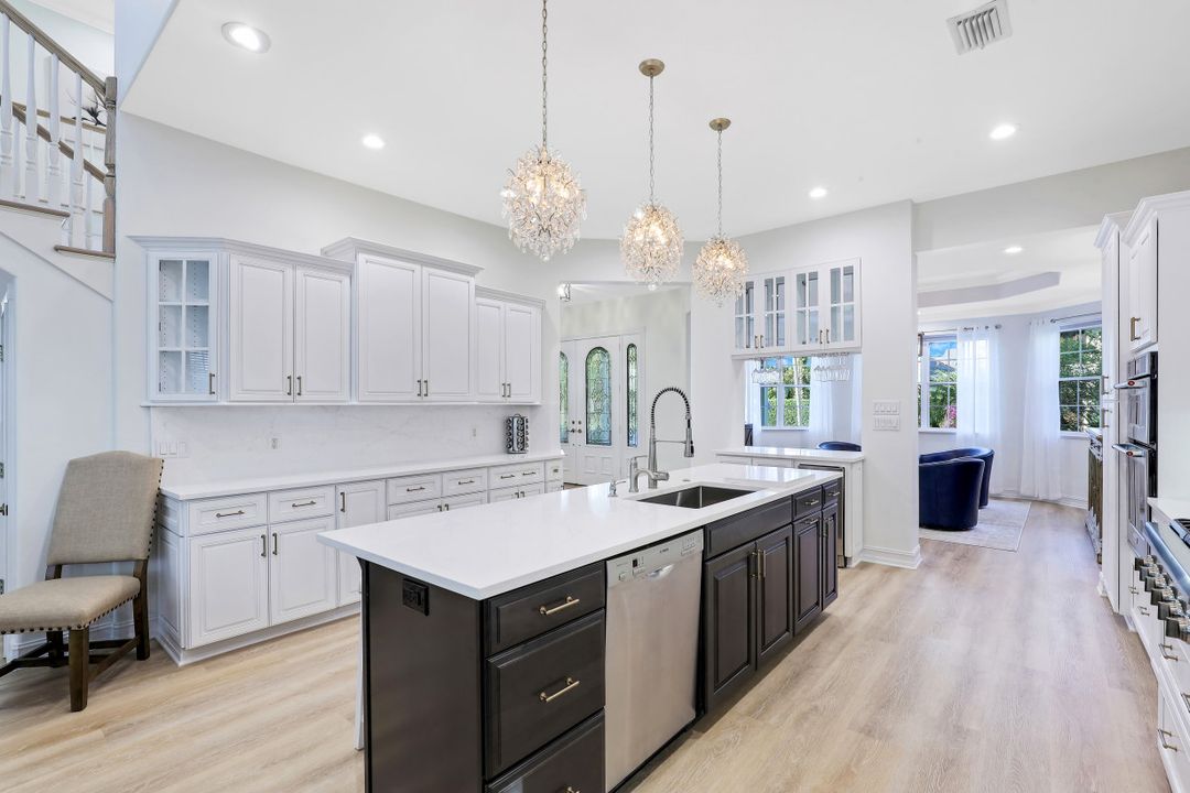 160 3rd St N, Naples, FL 34102