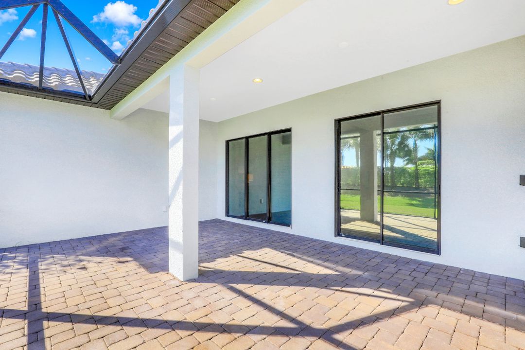 8458 Sevilla Ct, Naples, FL 34114