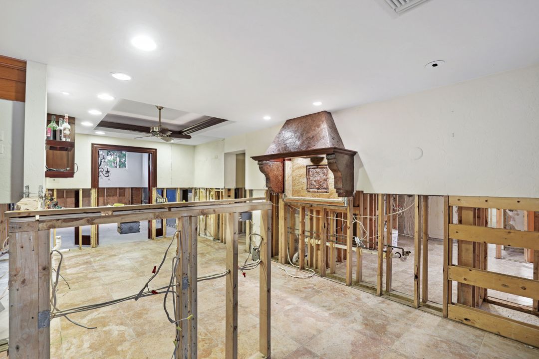 140 2nd Ave S, Naples, FL 34102