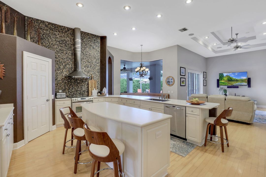 9925 Clear Lake Cir, Naples, FL 34109