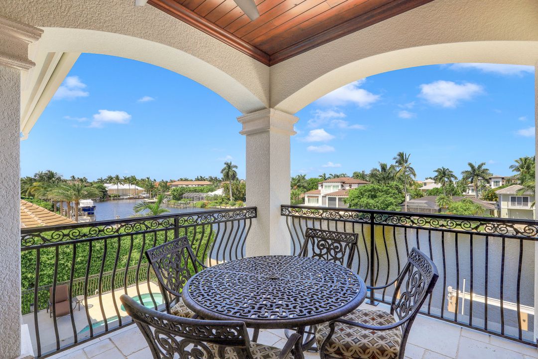 1940 6th St S, Naples, FL 34102