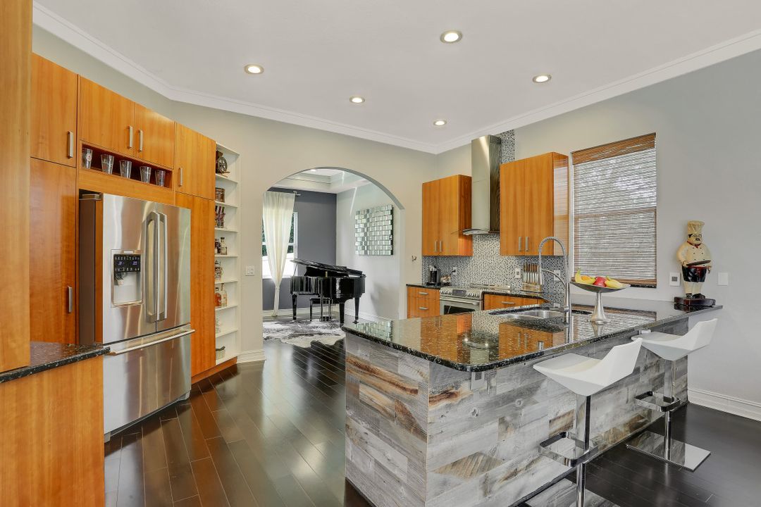 2892 Coco Lakes Pl, Naples, FL 34105