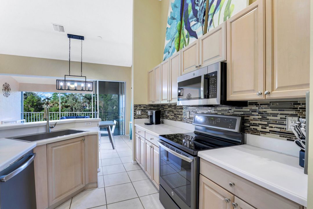 5360 Andover Dr  #202, Naples, FL 34110