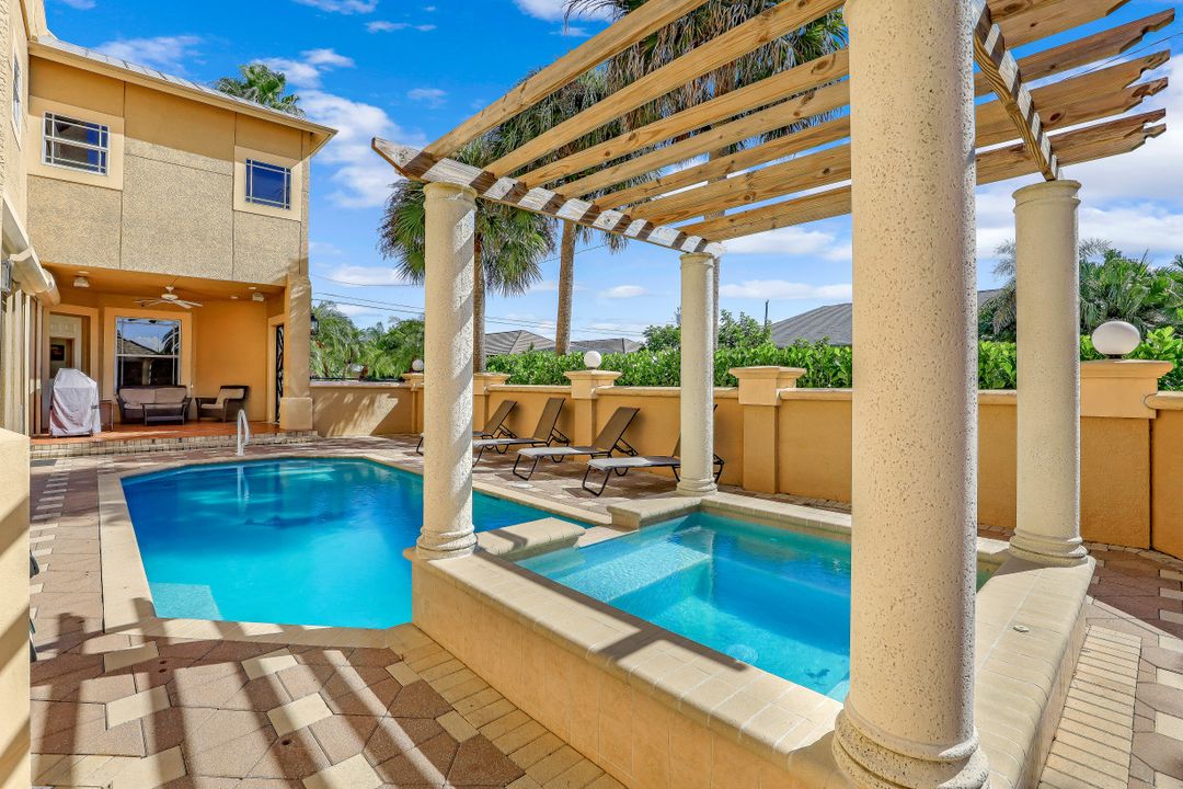 9625 6th St N, Naples, FL 34108