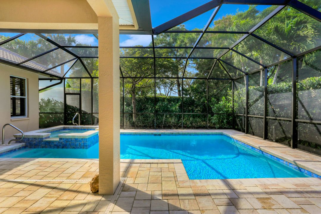 6615 Chestnut Cir, Naples, FL 34109