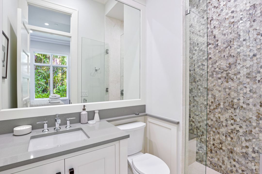 810 Bentwood Dr, Naples, FL 34108