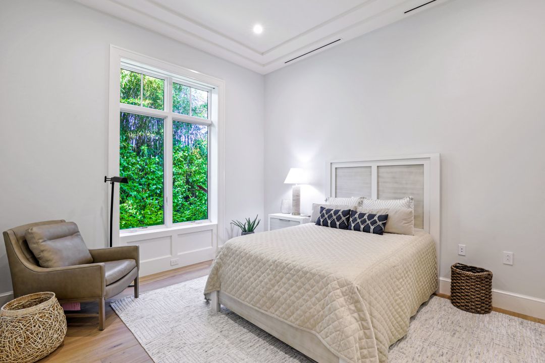 810 Bentwood Dr, Naples, FL 34108