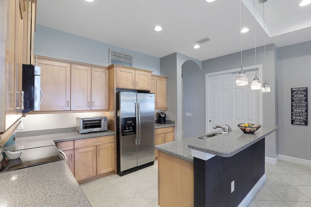 13484 Cambridge Ln, Naples, FL 34109