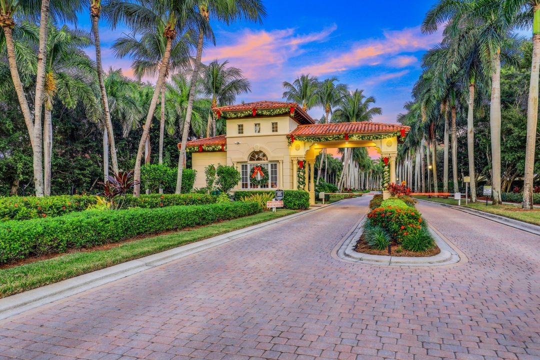 2620 Tiburon Dr, Naples, FL 34109