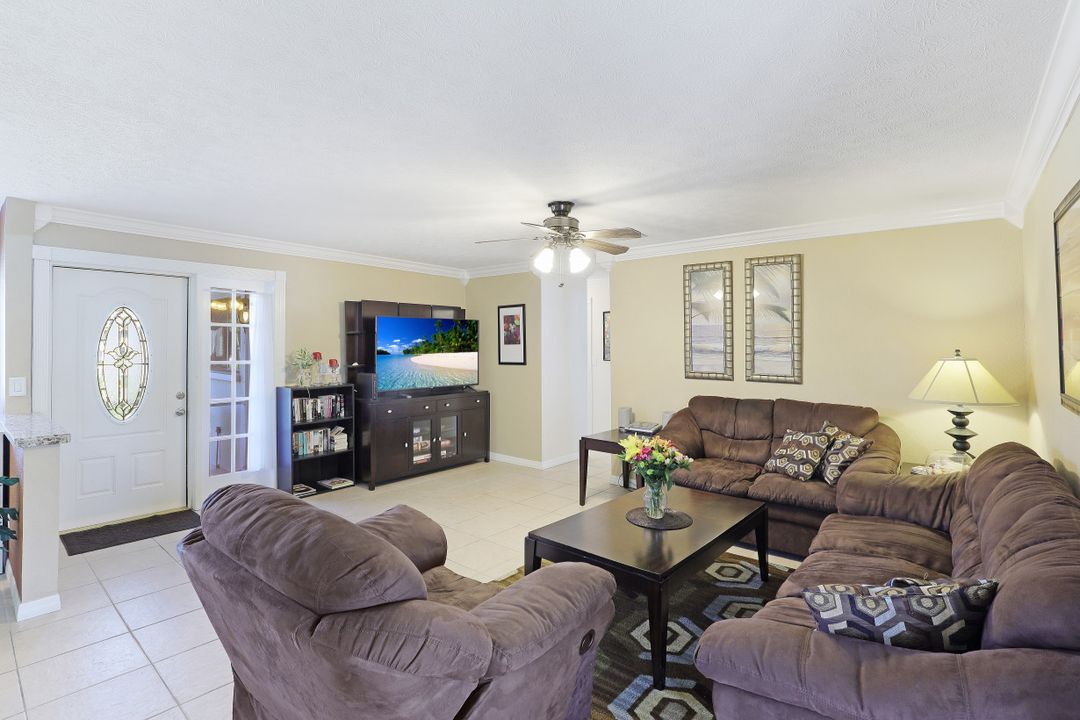 3923 SE 9th Ct, Cape Coral, FL 33904