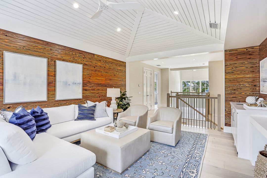 1040 2nd St S, Naples, FL 34102