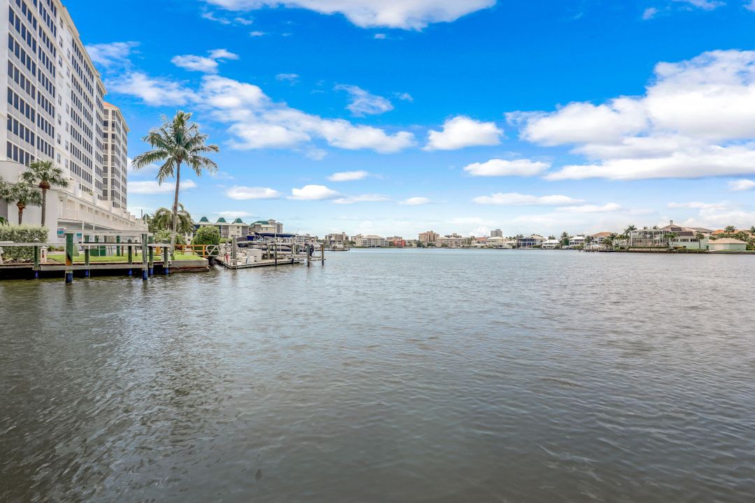 9103 Vanderbilt Dr #307, Naples, FL 34108