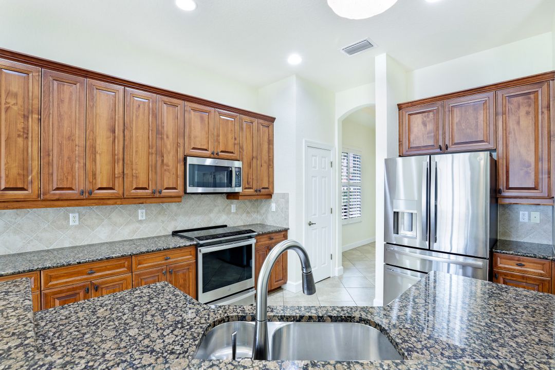 9176 Quartz Ln, Naples, FL 34120