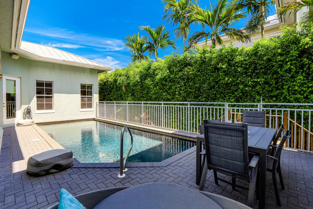 9242 Vanderbilt Dr, Naples, FL 34108